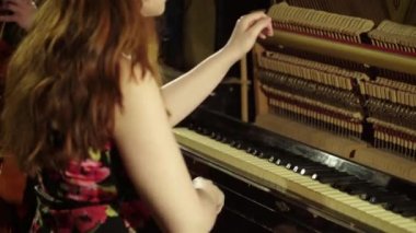 Kadın müzisyen bir barda piyano çalıyor. Kyiv. Ukrayna