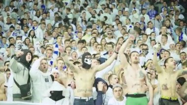 Maç boyunca stadyumdaki taraftarlar. Olimpiyskiy. Kyiv. Ukrayna.