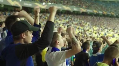 Maç boyunca stadyumdaki taraftarlar. Olimpiyskiy. Kyiv. Ukrayna.