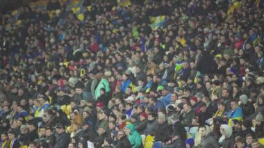 Maç boyunca stadyumdaki taraftarlar. Olimpiyskiy. Kyiv. Ukrayna.