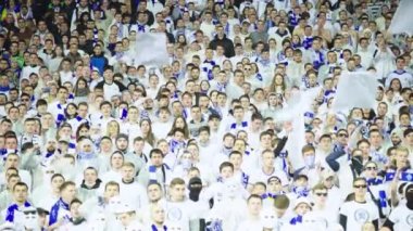 Maç boyunca stadyumdaki taraftarlar. Olimpiyskiy. Kyiv. Ukrayna.