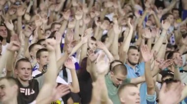 Maç boyunca stadyumdaki taraftarlar. Olimpiyskiy. Kyiv. Ukrayna.
