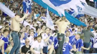 Maç boyunca stadyumdaki taraftarlar. Olimpiyskiy. Kyiv. Ukrayna.