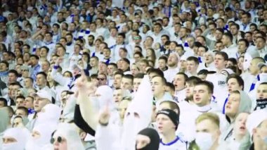 Maç boyunca stadyumdaki taraftarlar. Olimpiyskiy. Kyiv. Ukrayna.