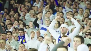 Maç boyunca stadyumdaki taraftarlar. Olimpiyskiy. Kyiv. Ukrayna.