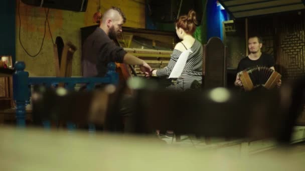 Een man speelt cello in een bar. Kiev. Oekraïne. — Stockvideo
