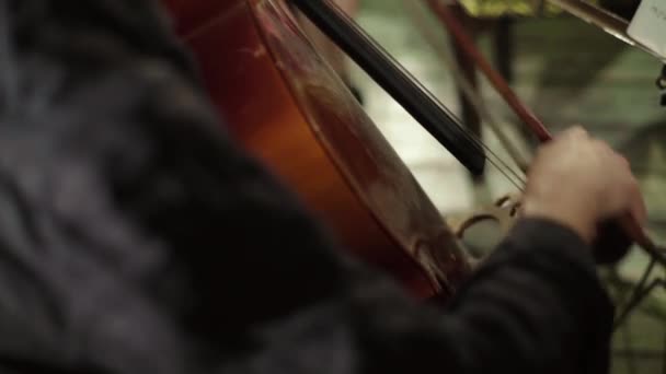 Muž hraje na violoncello v baru. Kyjev. Ukrajina. — Stock video