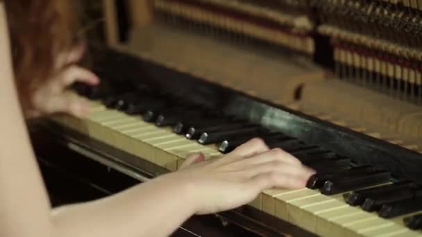 女音乐家在酒吧里弹钢琴. Kyiv 。 乌克兰 — 图库视频影像