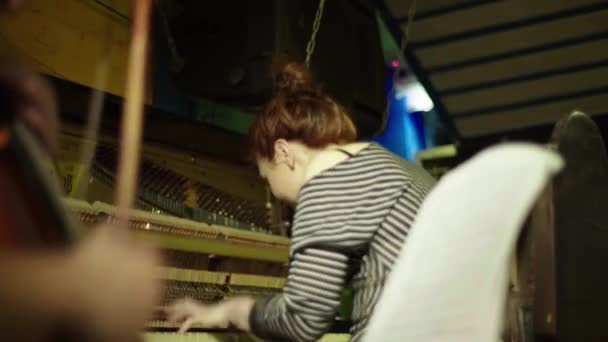 Hudebnice hraje na klavír v baru. Kyjev. Ukrajina — Stock video