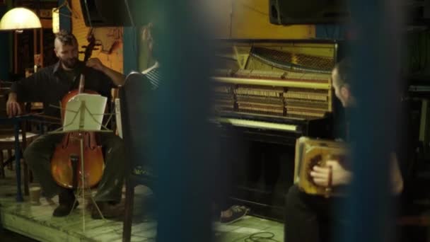 La mujer músico toca el piano en un bar. Kiev. Ucrania — Vídeo de stock