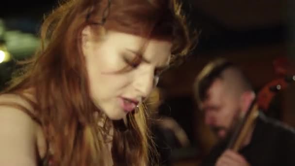 La mujer músico toca el piano en un bar. Kiev. Ucrania — Vídeos de Stock