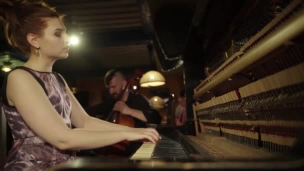 La mujer músico toca el piano en un bar. Kiev. Ucrania — Vídeos de Stock