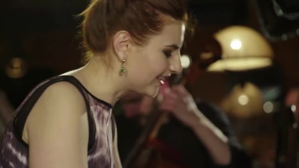 Woman musician plays the piano in a bar. Kyiv. Ukraine — ストック動画