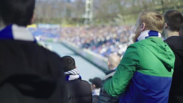 Ventilatori nello stadio durante la partita. Olimpiyskiy. Kiev. Ucraina. — Video Stock