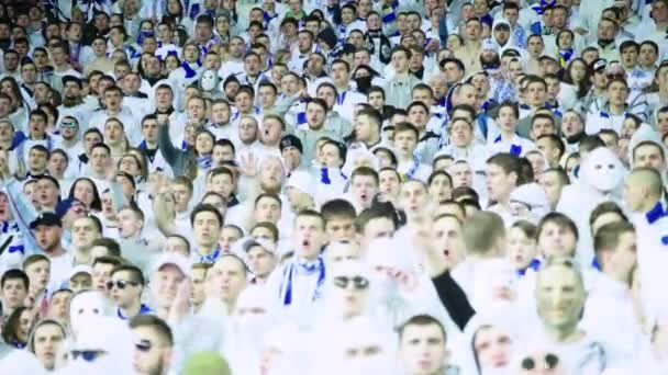 Fans in het stadion tijdens de wedstrijd. Olimpiyskiën. Kiev. Oekraïne. — Stockvideo