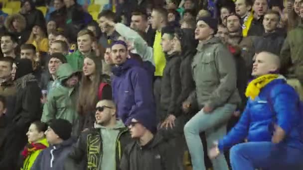 Fãs no estádio durante o jogo. Olimpiyskiy. Kiev. Ucrânia. — Vídeo de Stock