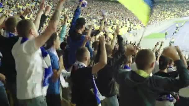 Fani na stadionie podczas meczu. Olimpijski. Kijów. Ukraina. — Wideo stockowe