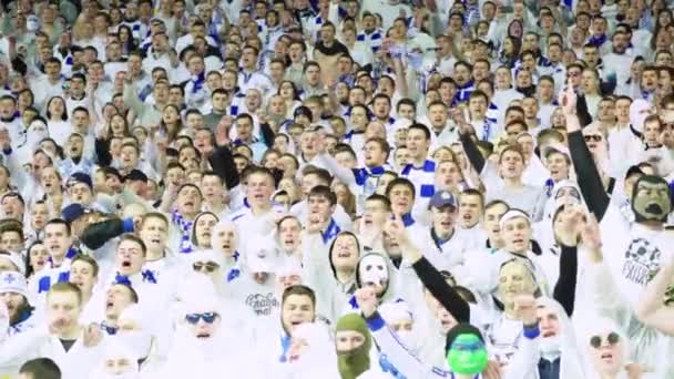 Fãs no estádio durante o jogo. Olimpiyskiy. Kiev. Ucrânia. — Vídeo de Stock