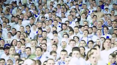 Maç boyunca stadyumdaki taraftarlar. Olimpiyskiy. Kyiv. Ukrayna.