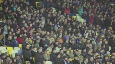 Maç boyunca stadyumdaki taraftarlar. Olimpiyskiy. Kyiv. Ukrayna.