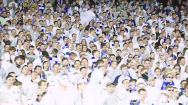 Maç boyunca stadyumdaki taraftarlar. Olimpiyskiy. Kyiv. Ukrayna.