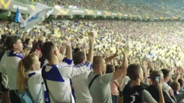 Maç boyunca stadyumdaki taraftarlar. Olimpiyskiy. Kyiv. Ukrayna.