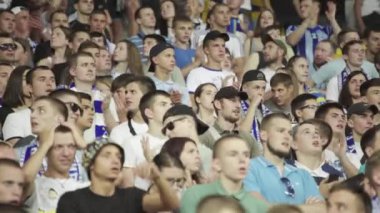 Maç boyunca stadyumdaki taraftarlar. Olimpiyskiy. Kyiv. Ukrayna.