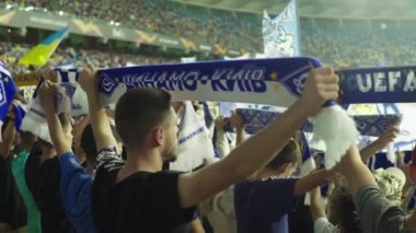 Maç boyunca stadyumdaki taraftarlar. Olimpiyskiy. Kyiv. Ukrayna.