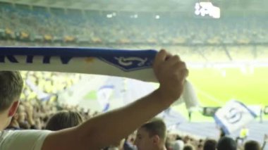 Maç boyunca stadyumdaki taraftarlar. Olimpiyskiy. Kyiv. Ukrayna.