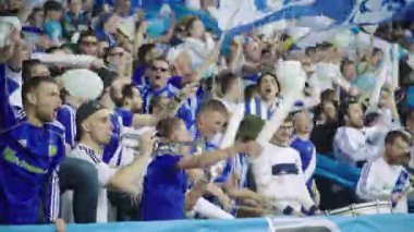 Maç boyunca stadyumdaki taraftarlar. Olimpiyskiy. Kyiv. Ukrayna.