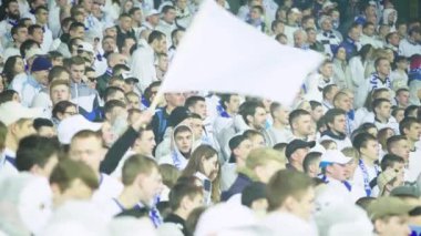 Maç boyunca stadyumdaki taraftarlar. Olimpiyskiy. Kyiv. Ukrayna.