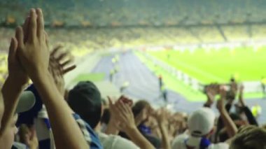 Maç boyunca stadyumdaki taraftarlar. Olimpiyskiy. Kyiv. Ukrayna.
