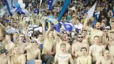 Maç boyunca stadyumdaki taraftarlar. Olimpiyskiy. Kyiv. Ukrayna.