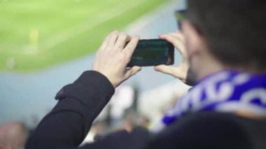 Maç boyunca stadyumdaki taraftarlar. Olimpiyskiy. Kyiv. Ukrayna.