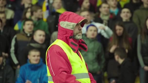 Ventilateurs dans le stade pendant le match. Olimpiyskiy. Kiev. Ukraine. — Video