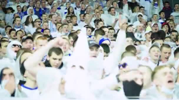 Fans während des Spiels im Stadion. Olimpiyskiy. Kiew. Ukraine. — Stockvideo