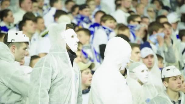 Fanoušci na stadionu během hry. Olimpiyskiy. Kyjev. Ukrajina. — Stock video