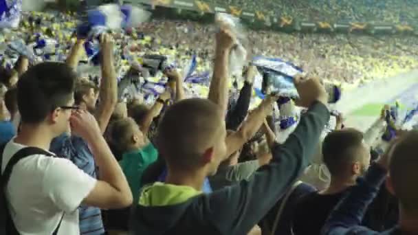 Aficionados en el estadio durante el partido. Olimpiyskiy. Kiev. Ucrania. — Vídeos de Stock