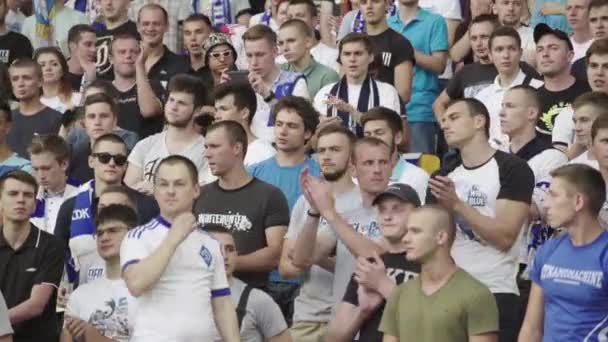 Fãs no estádio durante o jogo. Olimpiyskiy. Kiev. Ucrânia. — Vídeo de Stock