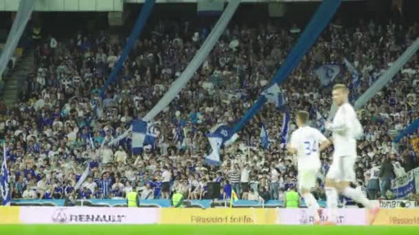 Fans in het stadion tijdens de wedstrijd. Olimpiyskiën. Kiev. Oekraïne. — Stockvideo