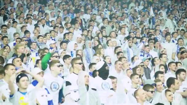 Fanoušci na stadionu během hry. Olimpiyskiy. Kyjev. Ukrajina. — Stock video