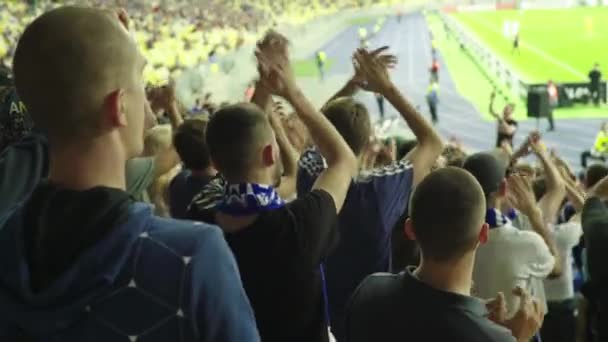 Aficionados en el estadio durante el partido. Olimpiyskiy. Kiev. Ucrania. — Vídeos de Stock