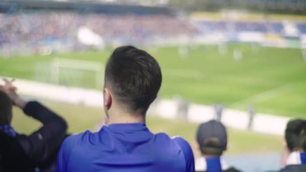 Fãs no estádio durante o jogo. Olimpiyskiy. Kiev. Ucrânia. — Vídeo de Stock