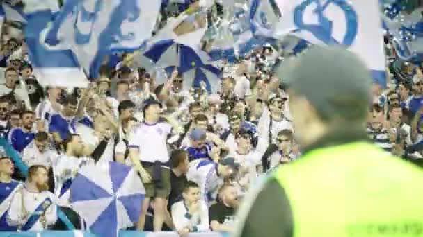 Aficionados en el estadio durante el partido. Olimpiyskiy. Kiev. Ucrania. — Vídeo de stock