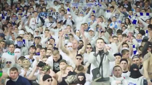 Fãs no estádio durante o jogo. Olimpiyskiy. Kiev. Ucrânia. — Vídeo de Stock