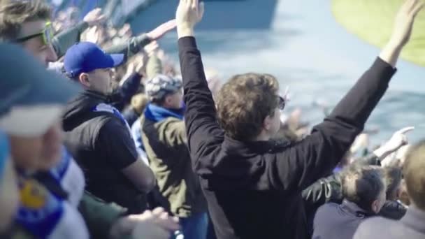 Fani na stadionie podczas meczu. Olimpijski. Kijów. Ukraina. — Wideo stockowe