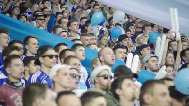 Fans in het stadion tijdens de wedstrijd. Olimpiyskiën. Kiev. Oekraïne. — Stockvideo