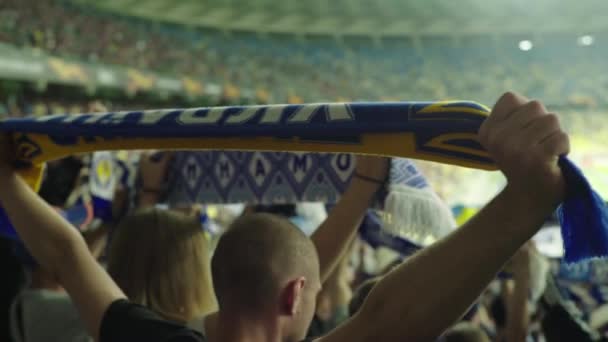 Fans in het stadion tijdens de wedstrijd. Olimpiyskiën. Kiev. Oekraïne. — Stockvideo