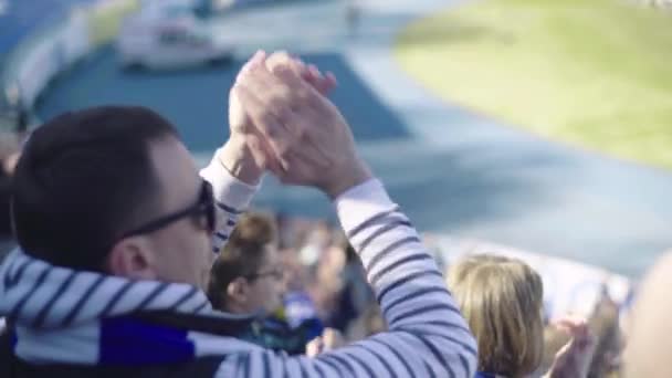 Fans in het stadion tijdens de wedstrijd. Olimpiyskiën. Kiev. Oekraïne. — Stockvideo