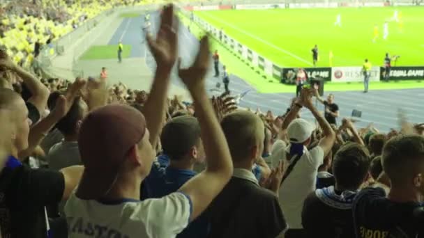 Fani na stadionie podczas meczu. Olimpijski. Kijów. Ukraina. — Wideo stockowe